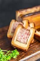 pate croute masa de carne cerdo o ternera, pollo comida francesa bocadillo en la mesa espacio de copia fondo de comida foto