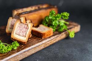 pate croute masa de carne cerdo o ternera, pollo comida francesa bocadillo en la mesa espacio de copia fondo de comida foto