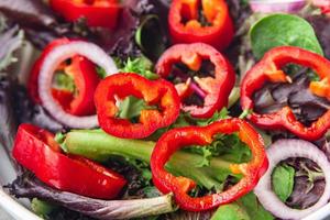 ensalada de pimienta pimentón dulce vegetal hojas verdes plato fresco comida saludable comida merienda dieta en la mesa espacio de la copia fondo de comida rústico vista superior dieta ceto o paleo veggie comida vegana o vegetariana foto