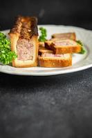 pate croute masa de carne cerdo o ternera, pollo comida francesa bocadillo en la mesa espacio de copia fondo de comida foto