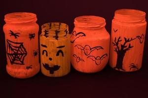 decoración de tarros pintados para halloween, manualidades infantiles para la fiesta de halloween. foto