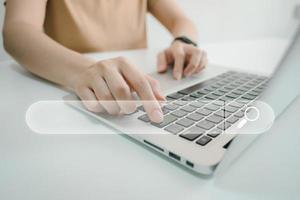 optimización de motores de búsqueda seo, tecnología de búsqueda, manos de mujeres usando un teclado de computadora para buscar información, usando la barra de búsqueda de sitios web para encontrar la información deseada o comprar en línea. foto