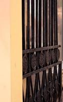 Photo a wrought iron black grille open gate