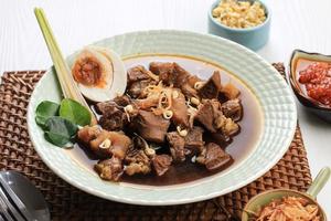 rawon sopa negra de carne de res indonesia tradicional culinaria foto