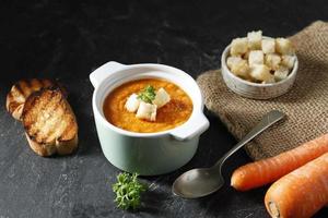 sopa de zanahoria vegetariana con baguette al horno foto