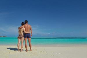 feliz pareja joven disfrutando del verano en la playa foto