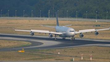 Airbus 340 taxiing after landing video