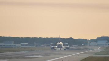 frenado del avión después de aterrizar temprano en la mañana. Frankfurt, Alemania video