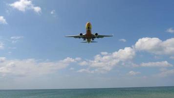 phuket, thaïlande 29 novembre 2019 - nok air boeing 737 hs dbt approche avant d'atterrir à l'aéroport international de phuket, ralenti. video