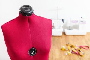 forma de vestido textil en taller de sastrería foto
