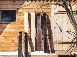 esquís de caza anchos frente a una cabaña de madera foto