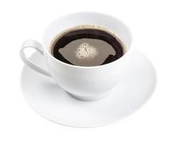 taza blanca con té de raíz de achicoria en platillo aislado foto