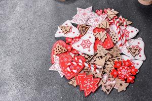 pan de jengibre, adornos de árboles de Navidad, cítricos secos sobre un fondo de hormigón gris foto