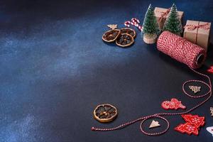 galletas de jengibre caseras de navidad en una mesa de hormigón oscuro foto
