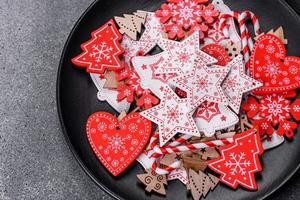 pan de jengibre, adornos de árboles de Navidad, cítricos secos sobre un fondo de hormigón gris foto