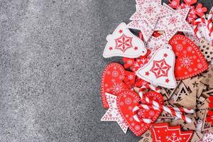 pan de jengibre, adornos de árboles de Navidad, cítricos secos sobre un fondo de hormigón gris foto