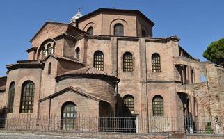 basílica medieval de san vitale. antigua iglesia católica con mosaicos romanos en el interior. ravena, italia foto