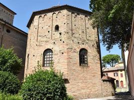 baptisterio octogonal de neón. vista externa. ravena, italia. foto