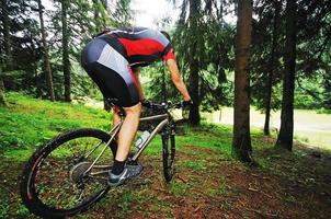 montar bicicleta hombre al aire libre foto