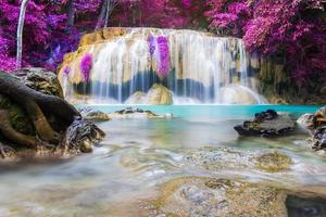 cascada de erawan y hermosas hojas rosadas, cascada de erawan, kanchanaburi, tailandia foto