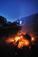 fuego con larga exposición al acampar por la noche foto