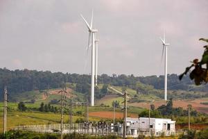 granja de aerogeneradores en la colina foto