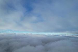 la vista aérea más hermosa de las nubes en la mañana foto