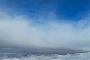 la vista aérea más hermosa de las nubes en la mañana foto