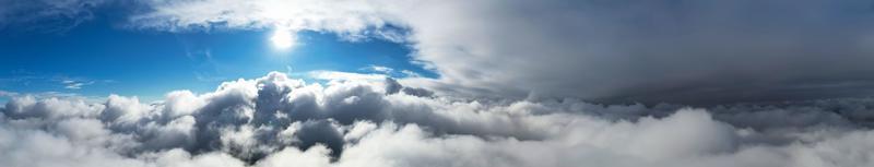 la vista aérea más hermosa de las nubes en la mañana foto