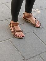 piernas femeninas en sandalias. moda callejera de verano. foto