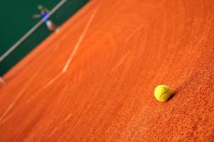 una pelota de tenis en la cancha foto