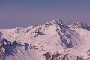 hermoso paisaje de montaña en invierno foto