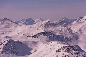 hermoso paisaje de montaña en invierno foto