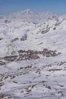 hermoso paisaje de montaña en invierno foto