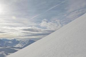 vista panorámica de las montañas de invierno foto