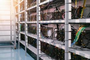 mineros de bitcoin en la granja. equipo de minería asic para criptomonedas en contenedores de acero de bastidores. conceptos de la tecnología blockchain foto