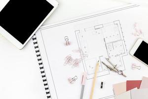 mesa de diseñador de interiores lugar de trabajo con plan de casa foto