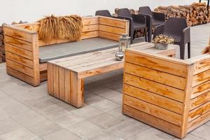 terraza del restaurante al aire libre con muebles de madera foto