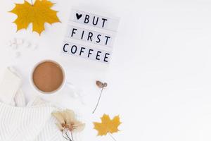 pero el primer texto de café en la caja de luz con una taza de café foto