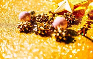 composición navideña con decoración dorada foto