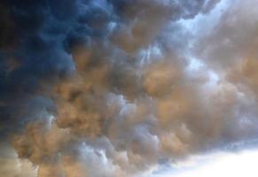 impresionantes formaciones de nubes oscuras justo antes de una tormenta eléctrica foto