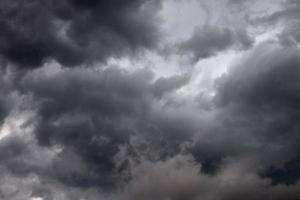 impresionantes formaciones de nubes oscuras justo antes de una tormenta eléctrica foto