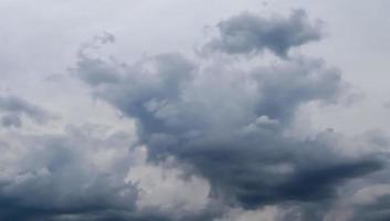 impresionantes formaciones de nubes oscuras justo antes de una tormenta eléctrica foto