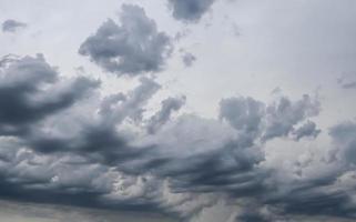 impresionantes formaciones de nubes oscuras justo antes de una tormenta eléctrica foto