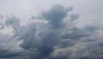 impresionantes formaciones de nubes oscuras justo antes de una tormenta eléctrica foto