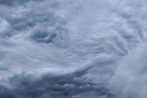 impresionantes formaciones de nubes oscuras justo antes de una tormenta eléctrica foto