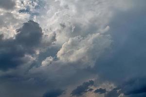 impresionantes formaciones de nubes oscuras justo antes de una tormenta eléctrica foto