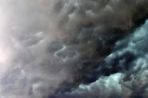 impresionantes formaciones de nubes oscuras justo antes de una tormenta eléctrica foto