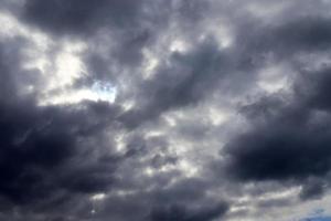 impresionantes formaciones de nubes oscuras justo antes de una tormenta eléctrica foto