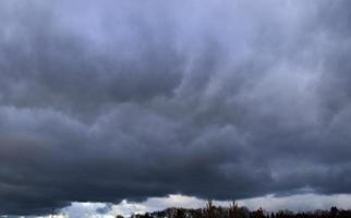 impresionantes formaciones de nubes oscuras justo antes de una tormenta eléctrica foto